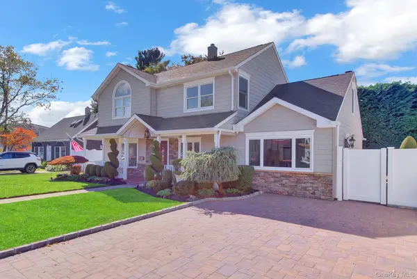 12 Crabtree LN, Levittown, NY 11756