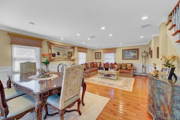 12 Crabtree LN, Levittown, NY 11756