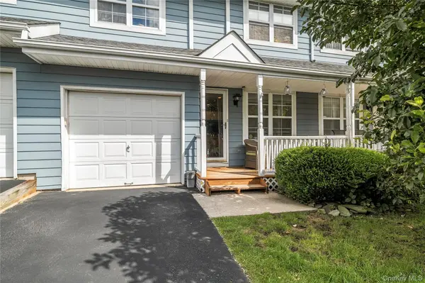 5 Spruce LN, Central Islip, NY 11722