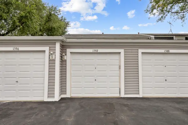 1392 Carriage Way, Roselle, IL 60172