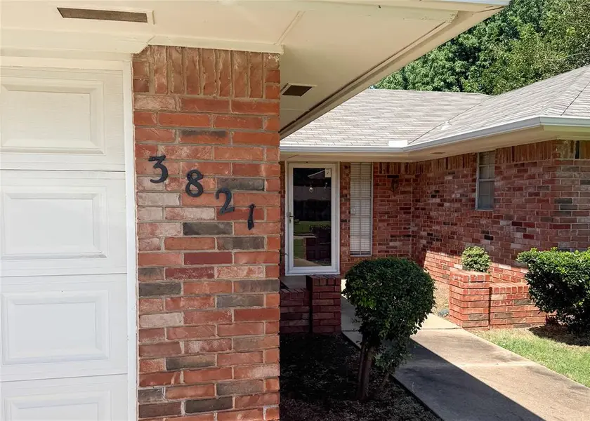 3821 Meadow LN, Edmond, OK 73013