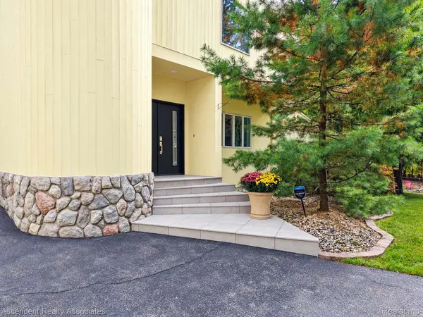 950 E Romeo RD, Oakland Charter Township, MI 48363