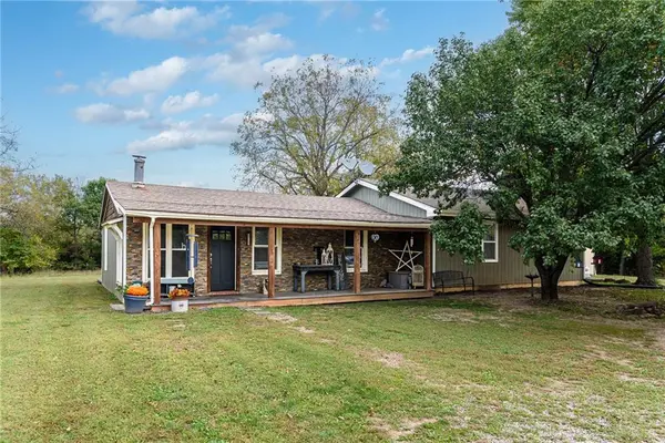 26169 Dehoff DR, Tonganoxie, KS 66086