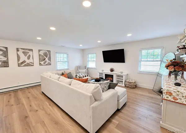 25 Stratton LN, Stony Brook, NY 11790