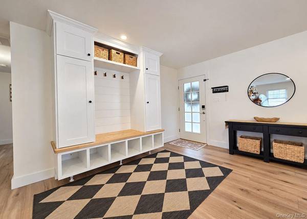 25 Stratton LN, Stony Brook, NY 11790
