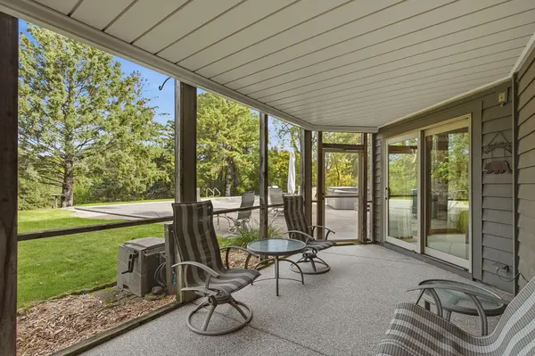 1533 Wexford CT, Eagan, MN 55122