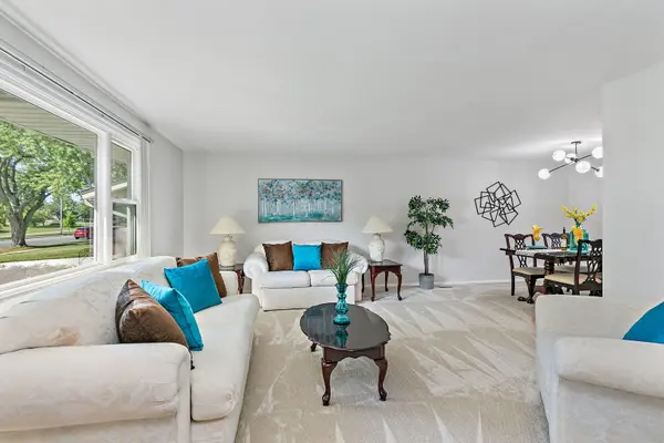 31 S Salem DR, Schaumburg, IL 60193