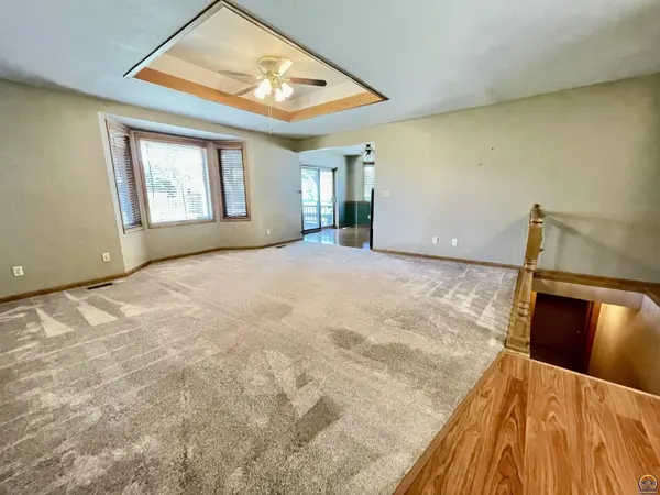 5207 NE Wallace LN, Topeka, KS 66617