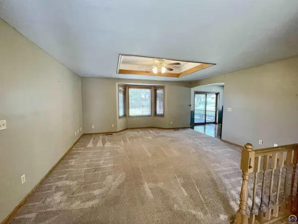 5207 NE Wallace LN, Topeka, KS 66617