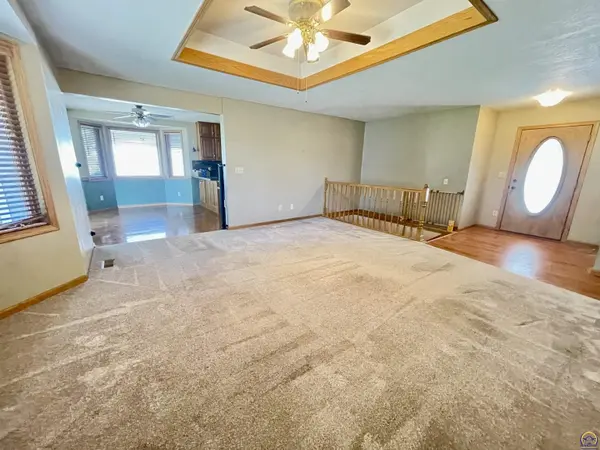 5207 NE Wallace LN, Topeka, KS 66617