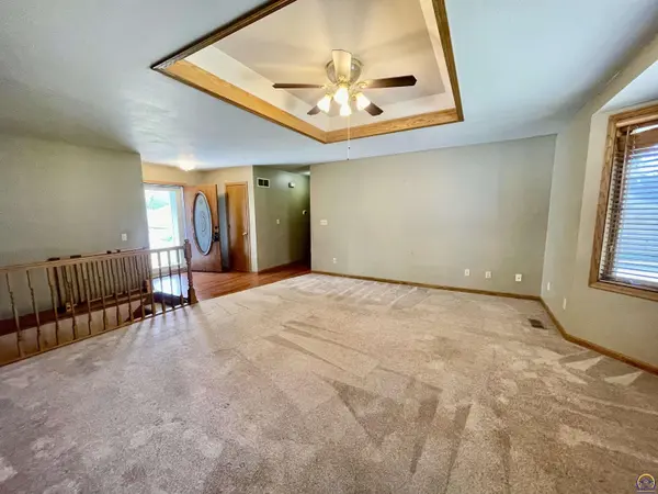 5207 NE Wallace LN, Topeka, KS 66617