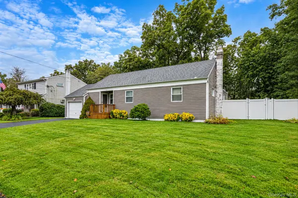 24 Chapel PL, North Babylon, NY 11703