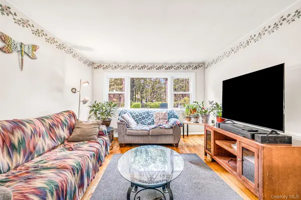 24 Chapel PL, North Babylon, NY 11703
