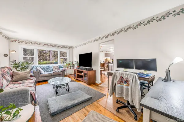 24 Chapel PL, North Babylon, NY 11703