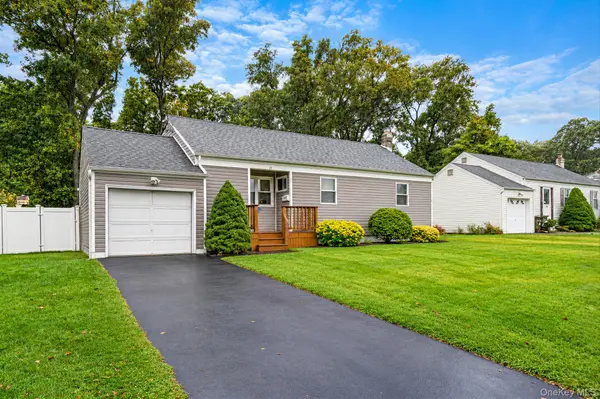24 Chapel PL, North Babylon, NY 11703