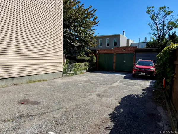 1864 Gates AVE, Ridgewood, NY 11358