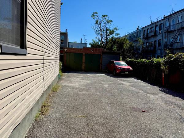 1864 Gates AVE, Ridgewood, NY 11358