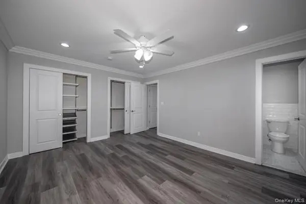 30 Lamplighter LN #05-8B, Massapequa, NY 11758