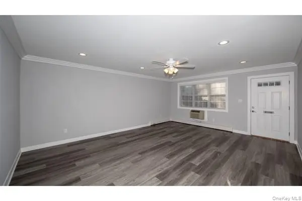 30 Lamplighter LN #05-8B, Massapequa, NY 11758
