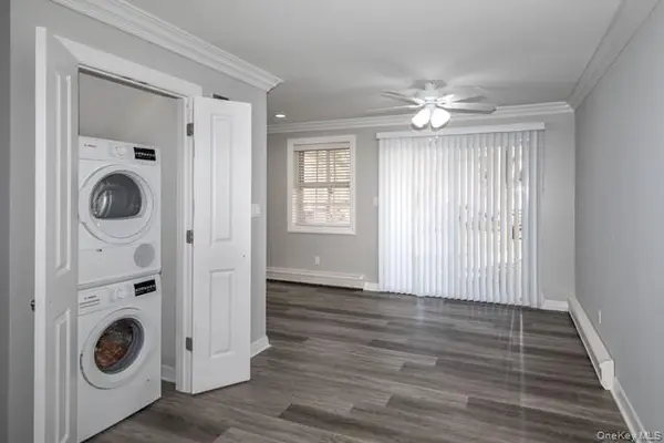 30 Lamplighter LN #05-8B, Massapequa, NY 11758