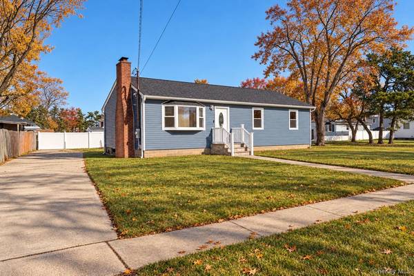 93 Garfield BLVD, Farmingdale, NY 11735