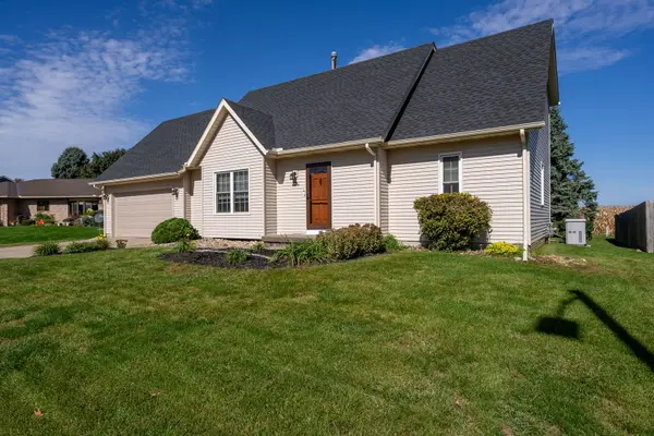 220 E Parkview DR, Walcott, IA 52773