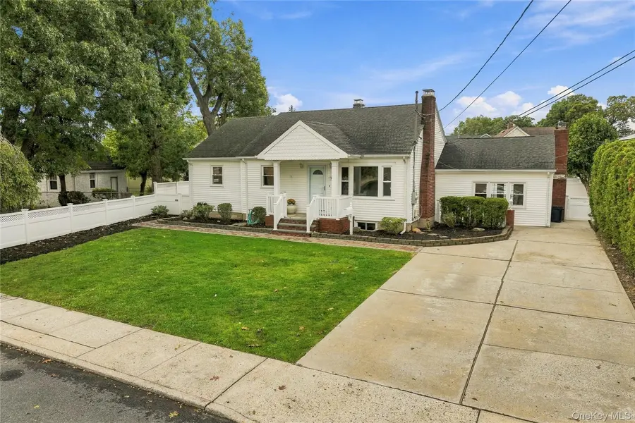 74 Homecrest CT, Oceanside, NY 11572