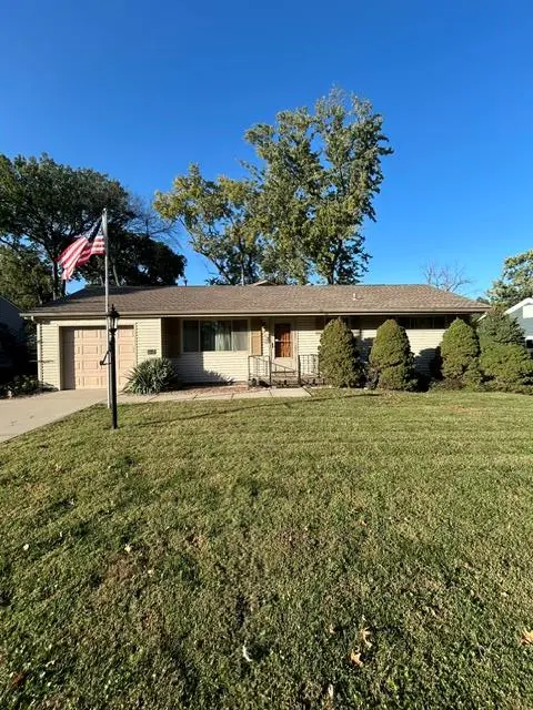 6920 W 72nd TER, Overland Park, KS 66204
