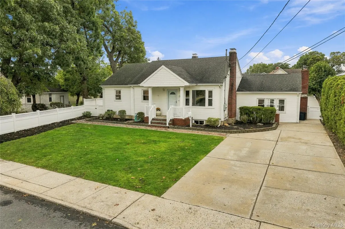 74 Homecrest CT, Oceanside, NY 11572