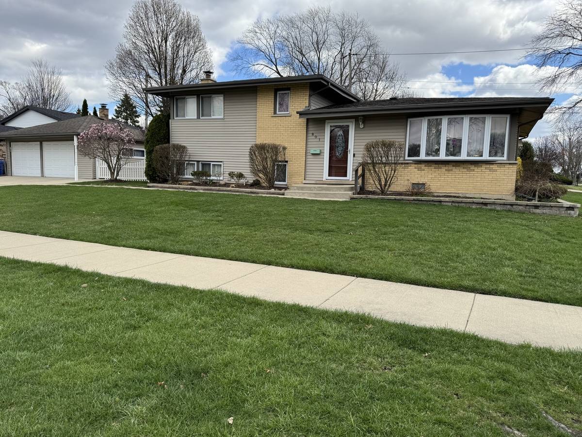 801 E Greenwood DR, Mount Prospect, IL 60056
