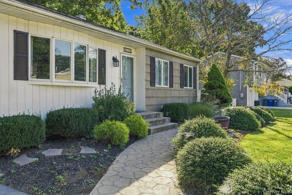 33 Shenandoah BLVD, Port Jefferson, NY 11776