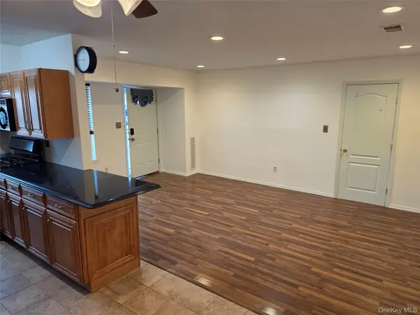 7 Idaho CT #7, Coram, NY 11727