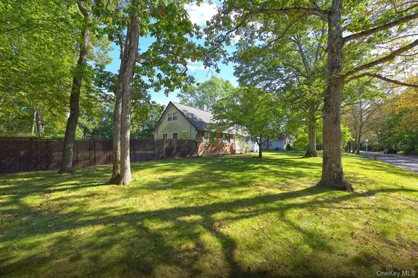 1 Millet ST, Dix Hills, NY 11746