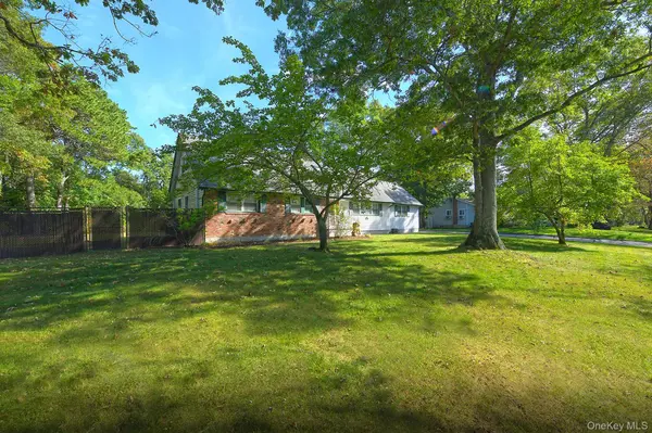 1 Millet ST, Dix Hills, NY 11746