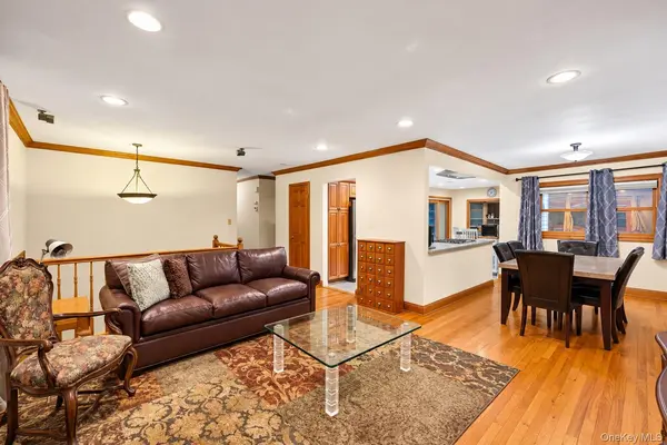 3806 Illona LN, Oceanside, NY 11572