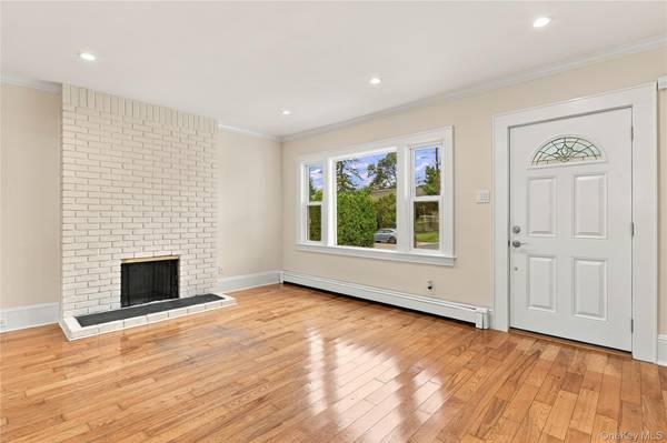74 Homecrest CT, Oceanside, NY 11572