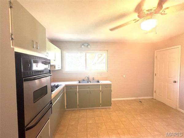 2250 Flight DR, Florissant, MO 63031