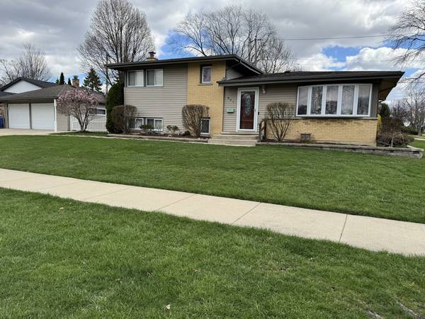 801 E Greenwood DR, Mount Prospect, IL 60056