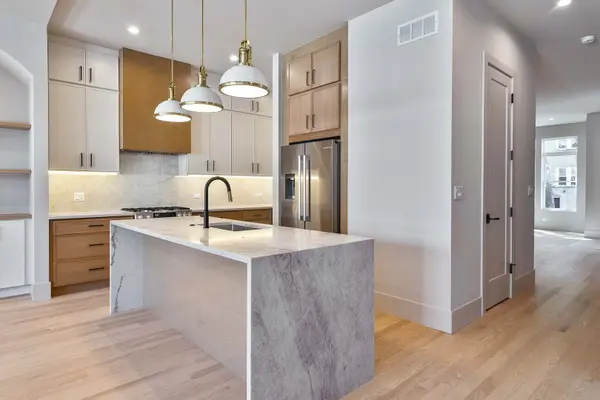 3756 W Sunnyside AVE, Chicago, IL 60625