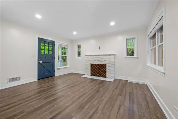 33 S June TER, Lake Forest, IL 60045