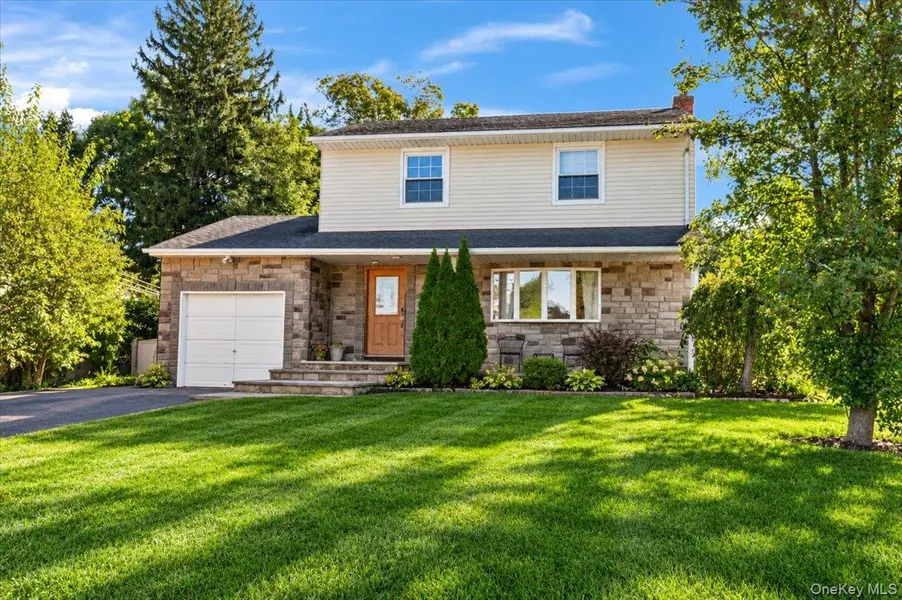 65 Genesee DR, Commack, NY 11725