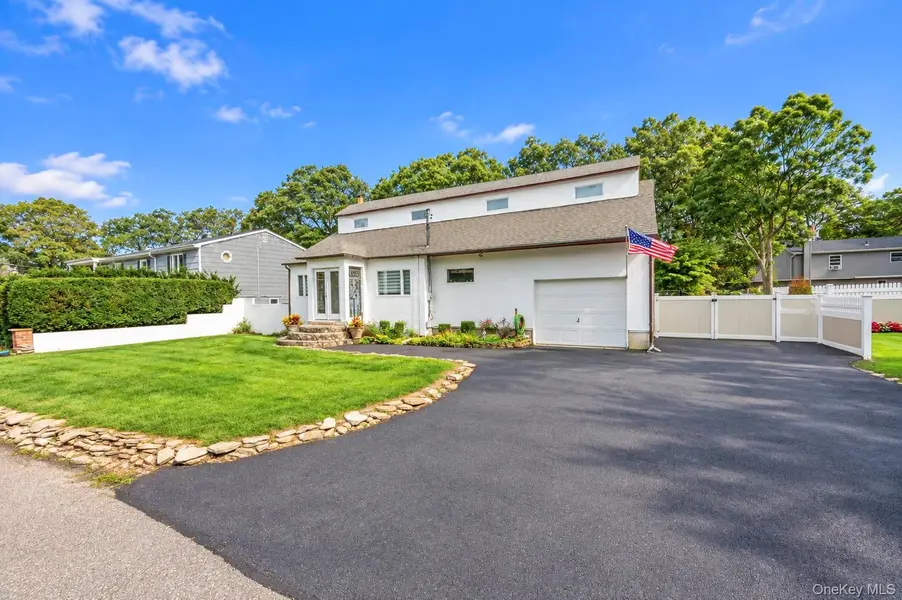 1219 Coates AVE, Holbrook, NY 11741