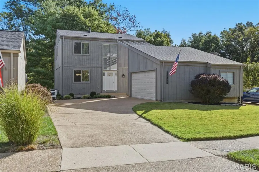 1675 Country Hill LN, Ballwin, MO 63021