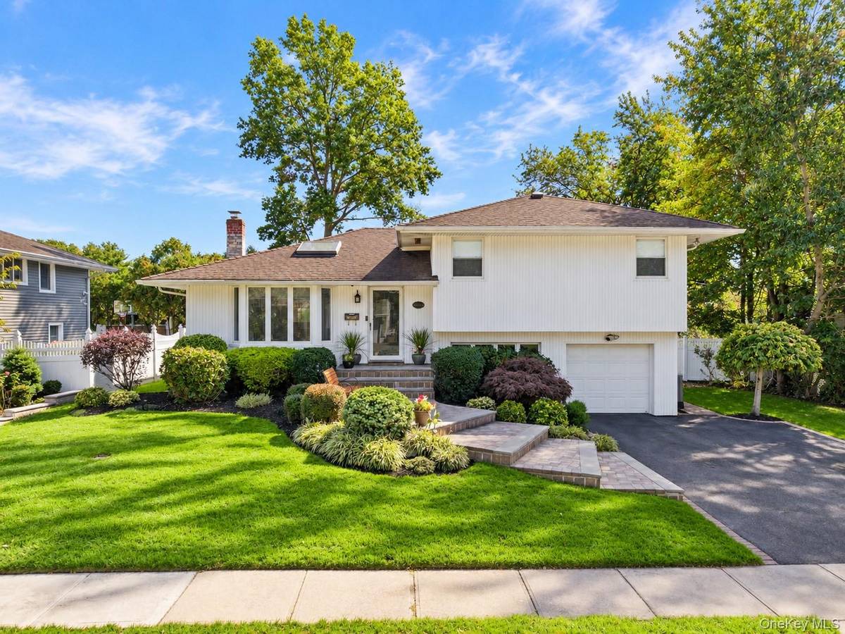 34 Briar LN, Jericho, NY 11753
