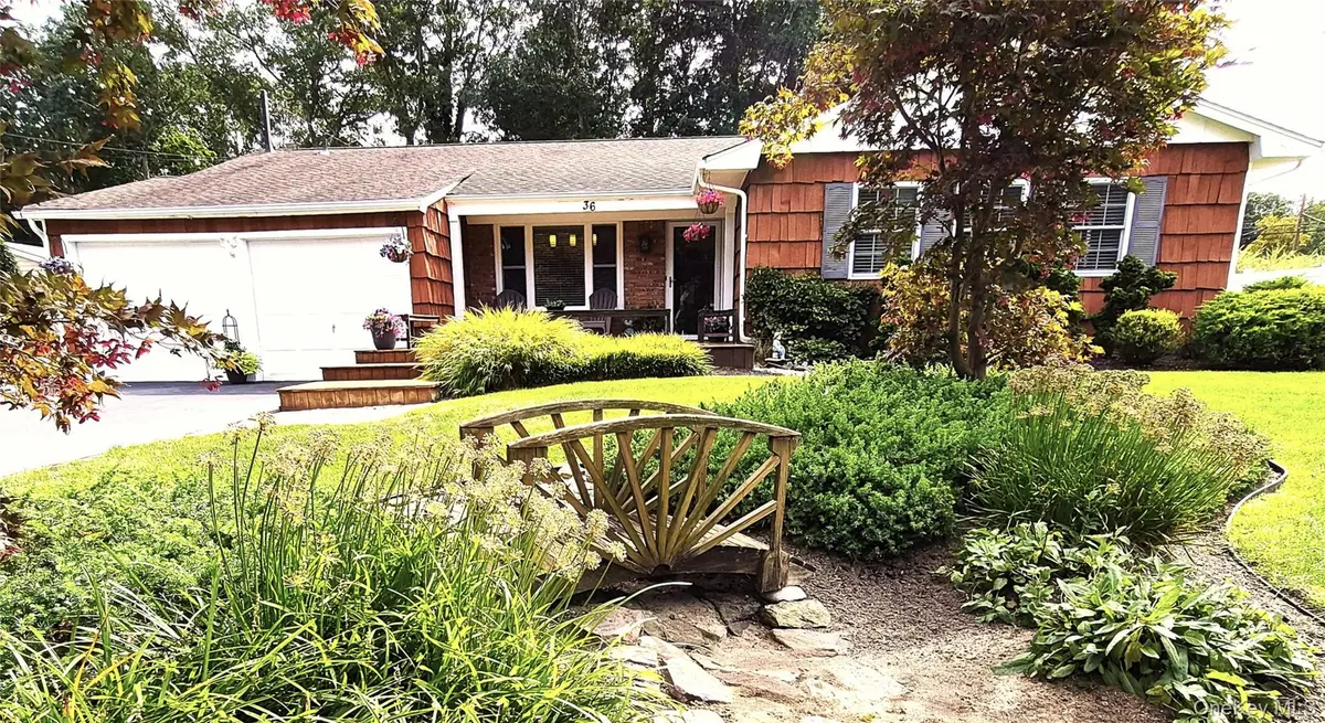 36 W Denis LN, Coram, NY 11727