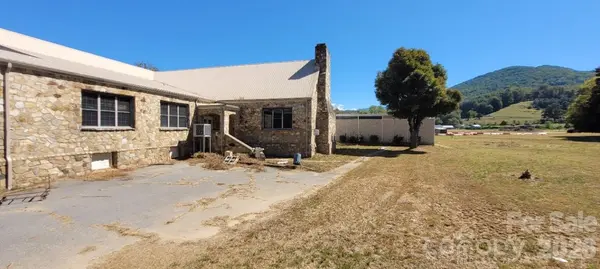 30 Paint Fork RD E, Barnardsville, NC 28709