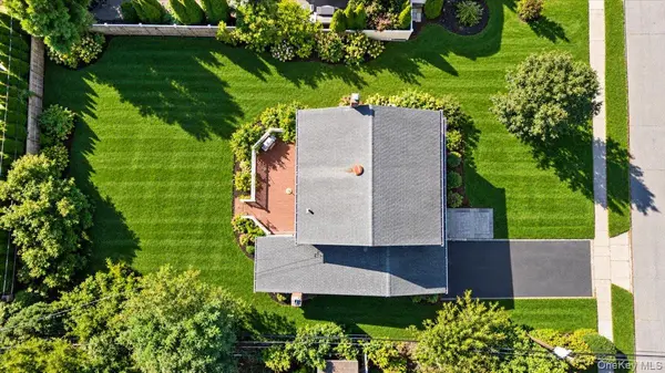 65 Genesee DR, Commack, NY 11725