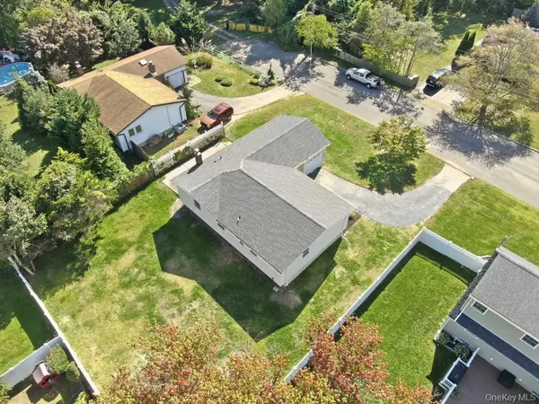 71 Roderick RD, West Islip, NY 11795