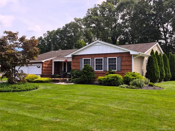 36 W Denis LN, Coram, NY 11727