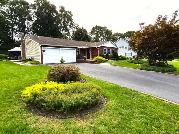 36 W Denis LN, Coram, NY 11727